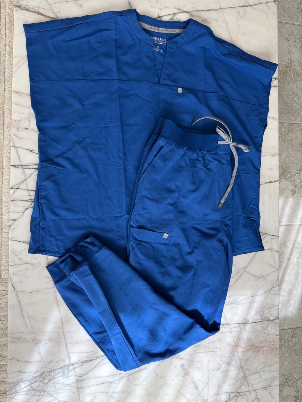 XL fabletics scrub set in royal blue